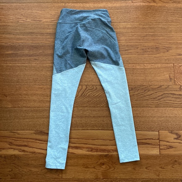 Outdoor Voices 7/8 Tri-Tone Leggings in Graphite/Ash/Dove - Picture 8 of 9